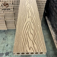 Planche de terrasse composite anti-corrosion ignifuge et protégée contre les UV pour patio