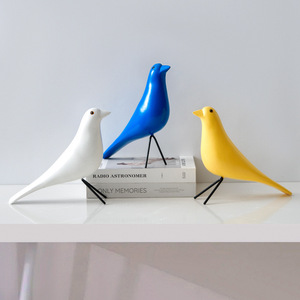 Figurine d'oiseau en bois nordique, artisanale en pin, style scandinave, décoration de salon, pièce unique - Product Image 1