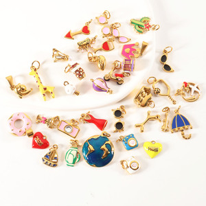 Dijes de Acero Inoxidable Chapados en Oro de 18K Que No Se Destiñen, con Esmalte, en Forma de Corona, Corazón, Donut, Bikini, Cisne, Cámara, para la Creación de Joyas - Product Image 5