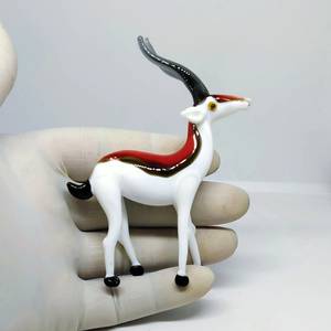 Figurine d'antilope en verre soufflé à la main, rouge, noir, blanc, sculpture animale décorative contemporaine - Product Image 3