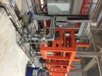 Machine de moulage sous haute pression pour articles sanitaires pour WC à deux pièces avec corps de cuvette amovible en structure à cadre coulissant