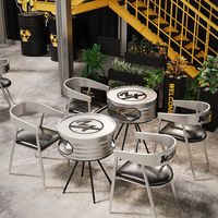 Ensemble de table et chaises de restaurant, style industriel rétro, avec sièges en fût de pétrole et structure en fer, pour café et restaurant