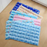 Tapis rafraîchissant en gel auto-adhésif imperméable pour chiens et chats, coussin de glace activé par la pression, résistant à l'humidité, pour soulager la chaleur, vente en gros, faible MOQ