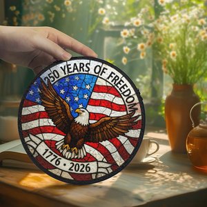 Atrapasueños de Vitral Águila Americana 250 Años Colgante para Ventana con Artesanía Detallada - Product Image 1