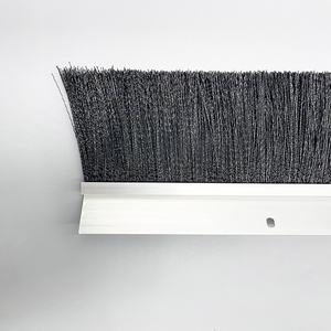Brosse de nettoyage de fond de porte de qualité 250995 Brosse en nylon noir avec support en aluminium - Product Image 1