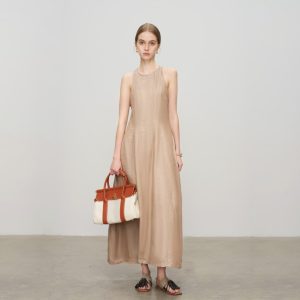 Abito Senza Maniche di Lusso Italiano B ~ C 26, Nuova Collezione Primavera, in Twill di Lino Scintillante, Silhouette Verticale di Alta Qualità, Collo Tondo - Product Image 2