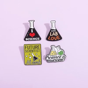 Broche en alliage <span class=keywords><strong>de</strong></span> molécule chimique <span class=keywords><strong>de</strong></span> dessin animé Fun Science Lab Beaker Metal Craft Pin pour tenue polyvalente Angel Cross Fashion - Product Image 3