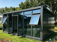 Kabin Liburan Kontainer Panel Sandwich Tebal Bernapas Warna Hitam Modern dengan Dek Kayu Terintegrasi Desain 3D