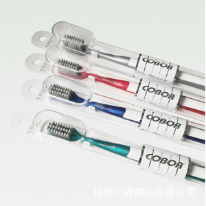 Brosse à dents manuelle Cobor à double pointe et poils en spirale, densité moyenne, pour adulte, format voyage, unité individuelle, avec étui transparent - Product Image 1