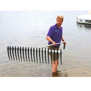 Rake Zilla |   Râteau à végétaux aquatiques <span class=keywords><strong>extra</strong></span> <span class=keywords><strong>large</strong></span> et robuste pour lacs et étangs, tête de 40 pouces de <span class=keywords><strong>large</strong></span> avec dents de 9 pouces |   Comprend un outil de jardinage manuel - Product Image 4