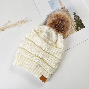 PU cuero logo Oem Knit Pom Beanie tejido personalizado parche sombreros de <span class=keywords><strong>invierno</strong></span> para las mujeres - Product Image 5