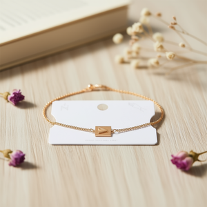 Bracciale in Acciaio Inossidabile con Targhetta a Lettera V 12x14cm, Gioiello Raffinato - Product Image 2