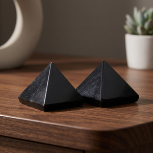 Fournisseur de pyramides en agate noire, pierres précieuses Feng Shui |   Obtenez une pyramide d'agate noire |   Pyramide d'agate noire en ligne - Product Image 2