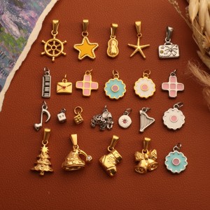 Mini Chic |   Ciondoli <span class=keywords><strong>in</strong></span> Acciaio Inossidabile Placcato Oro PVD 18K con Smalto |   Portafoglio impermeabile a forma di ferro di cavallo, per fotocamera, occhiali da sole, passaporto e cuore - Product Image 2