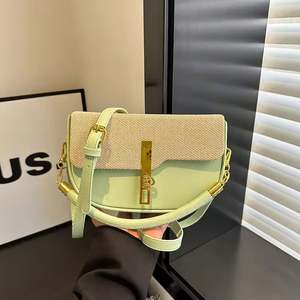 Pochette de voyage personnalisée en toile blanche pour femme avec bandoulière - Product Image 3