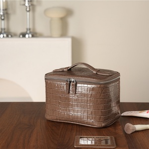 Grande capacité, sac de lavage pour femme, alligator, design tendance personnalisé, trousse de toilette, sac à main en PU pour femme, sac à maquillage - Product Image 1