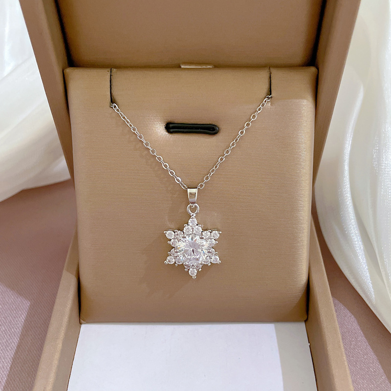 Pendentif en cuivre, chaîne en acier titane F125