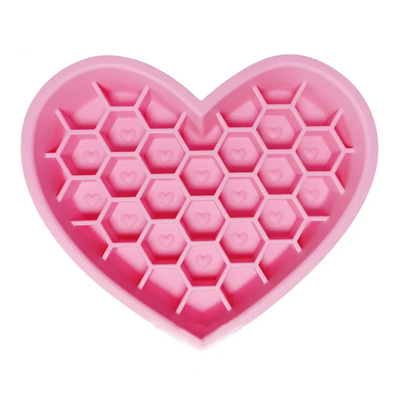 Nuove idee di prodotto 2024 ciotola per animali domestici a forma di cuore In Silicone di San Valentino a nido d'ape cane 2 In 1 ciotola per alimentazione lenta per animali domestici