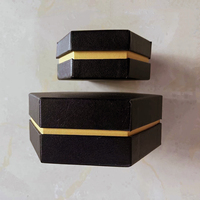 Vente en gros boîtes d'emballage cadeau de bouteille de pot de miel personnalisées boîte d'emballage cadeau d'emballage de miel d'abeille en papier noir en forme d'hexagone