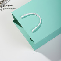 Ching TA Meilleure vente sacs en papier à long manche écologiques pour vêtements bijoux Logo personnalisé taille Stock chaud multi-spécifications