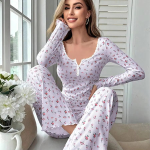 ชุดนอนลายดอกไม้ แขนยาว คอวี พร้อมโบว์ รุ่นใหม่ล่าสุด ผลิตจากโรงงาน ชุดนอนสองชิ้น เนื้อผ้านุ่ม - Product Image 1