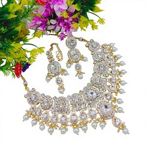 Colección de Lujo India: Conjunto de Collar Nupcial Chapado en Oro de Primera Calidad con Esmeraldas y Perlas para Compromiso y Aniversario - Product Image 1