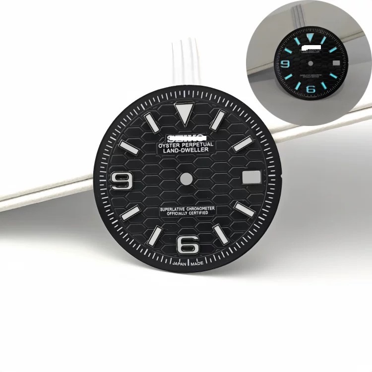 Quadrante nero con logo S e lancette nere