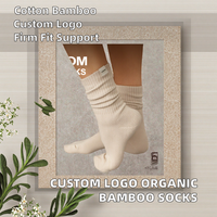 Chaussettes de compression en coton biologique et fibre de bambou tricotées avec logo personnalisé pour la saison printanière, unisexe, longueur mi-mollet avec design sur le corps et le bordure.