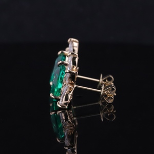 Pendientes Personalizados Starsgem de Oro Sólido de 14K con Corte de Pera, Esmeralda Colombiana Cultivada en Laboratorio y Diamantes Verdes de Laboratorio - Product Image 3