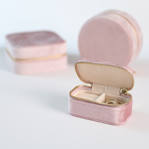 Mini boîte organisatrice de bijoux en velours rectangulaire avec fermeture éclair, logo personnalisé, étui de rangement pour bagues et boucles d'oreilles de voyage - Product Image 4