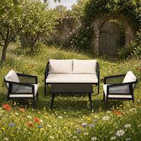 Ensemble de salon d'extérieur élégant et minimaliste, 4 pièces, canapé et chaises avec détails en corde, coussins beige moelleux et table basse en métal noir