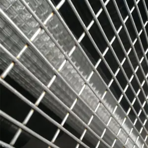 Sıcak daldırma galvanizli kaynaklı demir tel örgü 25x25mm örgü delik rulo kuş kafesi ve hayvan çit