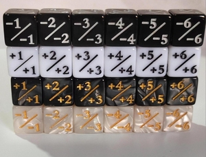 Dés à jouer de 16 mm avec des chiffres additionnels et des signes de soustraction, en perles noires et blanches, dés de couleur unie, tamis pour dés - Product Image 5