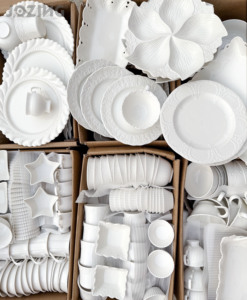 Liquidation d'usine : Service de table en céramique blanche pure avec dentelle gaufrée, comprenant <span class=keywords><strong>assiettes</strong></span>, bols et tasses, vente mixte par carton. - Product Image 1