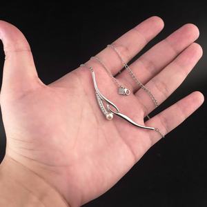 Collar con Colgante de Perlas y Diamantes en Acero Inoxidable, Estilo Moderno: Joyería Única de Acero Titanio para Mujer - Product Image 2