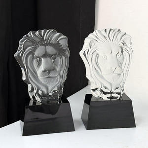 Trophée en cristal sur mesure avec base noire, motif <span class=keywords><strong>lion</strong></span> et iceberg - Product Image 4