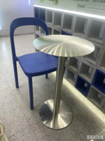 Table de café industrielle en acier inoxydable pour cafés, salons de thé, pâtisseries - Style moderne et minimaliste