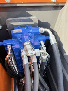 Excavatrice sur chenilles Develon DX60 rouge, capacité de 5 tonnes, godet de 0,25 m, équipement de construction lourd, composants hydrauliques, 6 m - Product Image 5