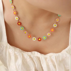 Collier ras du cou Daisy pour femme, bijoux à fleurs peintes, colliers perlés tendance pour soirée - Product Image 1