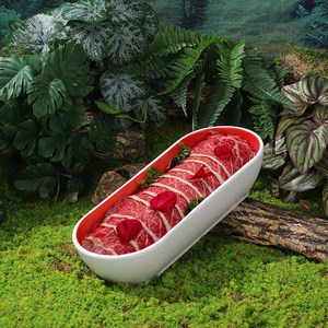La vaisselle de signature de Mountain Breeze Hot Pot comprend une assiette de poitrine de bœuf fraîchement tranchée, une assiette de bœuf marbré, et - Product Image 1