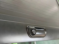 Couverture de benne en alliage d'aluminium pour pick-up, fonctionnement manuel avec verrouillage et caractéristiques imperméables, y compris le coffre arrière