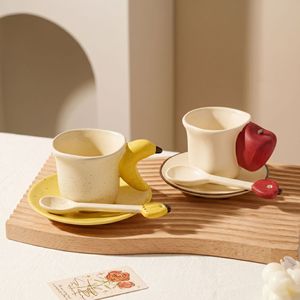 Ensemble tasse et soucoupe en céramique créative banane-pomme, idéal pour le bureau, pour couple, cadeau d'anniversaire pour femme - Product Image 1