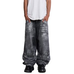 กางเกงยีนส์ผู้ชายสไตล์พังก์ทรงหลวม ผ้าฝ้าย 100% ล้างสีแบบวิสเกอร์ พร้อมเคลือบฟอยล์สีเงิน ดีไซน์ 3 มิติ แบบสั่งทำสำหรับขายส่ง - Product Image 2