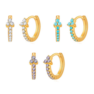 Boucles d'oreilles créoles abstraites contemporaines en cuivre plaqué or pour femmes Angles micro-pavés Forme géométrique pour musée à empiler quotidiennement - Product Image 1