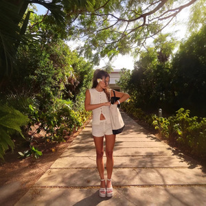 ชุดเซ็ตสองชิ้นสำหรับผู้หญิง รุ่น T-1457 สไตล์เน็ตไอดอล ดีไซน์เว้าลายฉลุ เสื้อแขนกุด กางเกงขาสั้น เหมาะสำหรับวันหยุดฤดูร้อน - Product Image 4