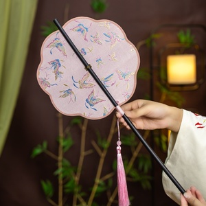 พัดลายดอกไม้ผีเสื้อสีชมพู พัดคาดเอวสไตล์โอเรียนทัลสุดหรู พัดมือลายดอกไม้สไตล์วินเทจ เหมาะสำหรับเป็นของขวัญวันเกิด - Product Image 3