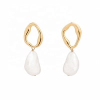 Boucles d'oreilles pendantes Gemnel Elegance en argent 925 plaqué or, perles d'eau douce irrégulières effet fondu