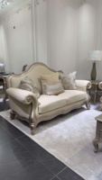Ensemble de canapés Chesterfield capitonnés en similicuir de style provincial français, avec structure en bois massif, design traditionnel pour salons