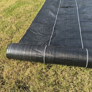 Chine Vente en gros Tapis <span class=keywords><strong>anti</strong></span>-mauvaises herbes en PP tissé sur mesure 90GSM--120GSM Couverture de <span class=keywords><strong>sol</strong></span> de jardinage Paysage Tapis <span class=keywords><strong>anti</strong></span>-mauvaises herbes - Product Image 1