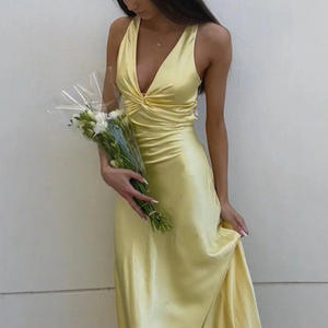 Robe <span class=keywords><strong>maxi</strong></span> fluide élégante vintage à la mode pour femmes en satin à col en V profond plissé à dos ouvert croisé - Product Image 3